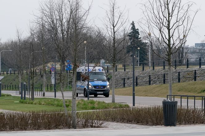 Policja patroluje Bulwary Wiślane i rozprasza grupy spacerowiczów 27.03.2020