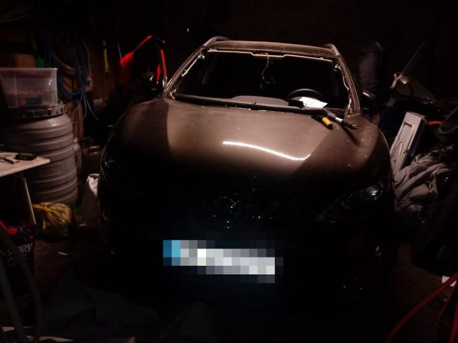 Policjanci odzyskali 6 kradzionych samochodów i motocykl, 2 osoby usłyszały zarzuty
