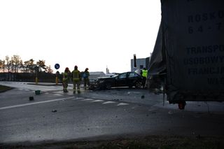 Tragedia w Pułtusku. Nie żyje 16-latka. 18-letni kierowca wjechał w tył ciężarówki