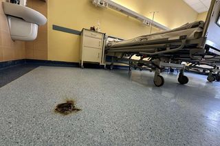 Nie było „dymka”, więc cisnął telefonem! Alarm w szpitalu, strażacy w akcji