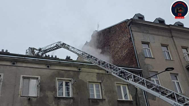 Pożar poddasza w zabytkowej kamienicy na ul.Miedzianej