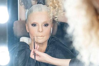 Edyta Herbuś - łysa śpiewaczka