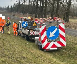 Na S5 koło Kościana kierowca osobówki uderzył w pojazd służby drogowej