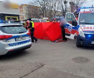 Kobieta zginęła pod Biedronką. Przejechał po niej samochód