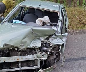 Groźny wypadek w powiecie kłobuckim. Kierujący fordem doprowadził do zderzenia z toyotą. Był pod wpływem narkotyków