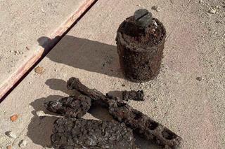 Saperzy w centrum Krakowa. Przy ul. Karmelickiej znaleziono granat i pistolet 