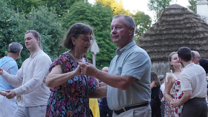 Sielanka na parkiecie w Muzeum Wsi Lubelskiej pod gołym niebem! Za nami kolejna potańcówka w rytmie miejskiego folkloru z Warszawy i Lwowa