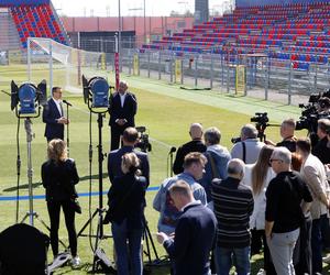 Premier Mateusz Morawiecki na stadionie Rakowa Częstochowa