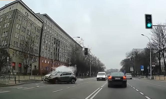 Wypadek w Warszawie - złamanie przepisów zakończyło się zderzeniem [WIDEO]