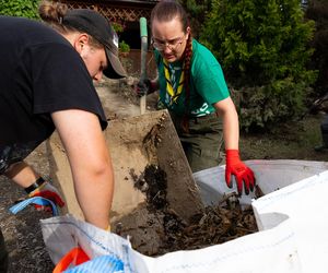 Siedleccy harcerze pracowali przy sortowaniu i wydawaniu darów, wywożeniu zniszczonych sprzętów i sprzątaniu zalanych domów. 