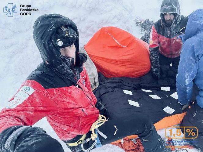 "Morsował" i zabłądził. Ratownicy znaleźli go leżącego w śniegu 