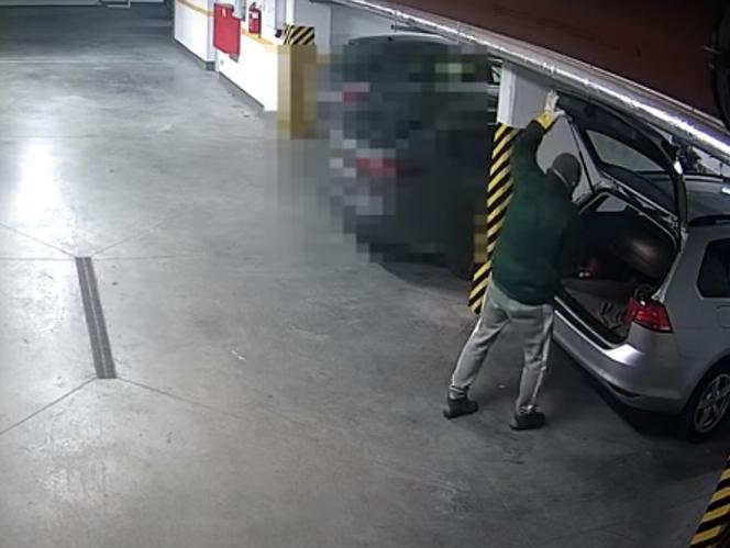 Próbowali włamać się do samochodu. Szuka ich policja z Torunia