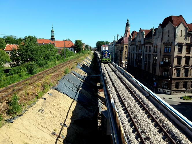 Kraków: Pierwsza lokomotywa przejechała po nowych estakadach kolejowych na Grzegórzkach