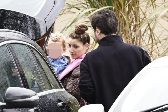 Jan Kliment z żoną i synem wyjeżdżają ze ślubu Kasi Cichopek i Macieja Kurzajewskiego