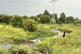 Do rzeki Białej wpadło BMW. Kierowca wydostał się z pojazdu