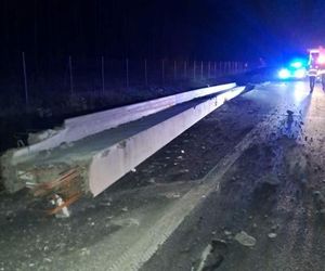 Powiat Garwoliński: na S17 naczepa zjechała do rowu, rozrzucając metalowe belki mostowe