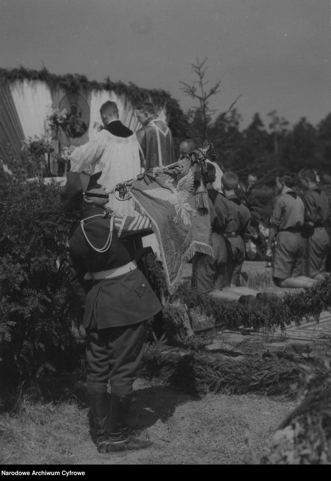Msza polowa widoczni harcerze przy ołtarzu, Augustów, 1934 r.