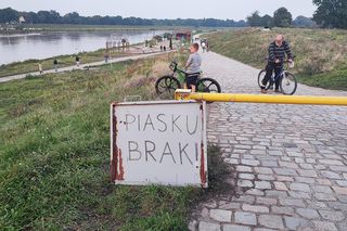 Mieszkańcy Wrocławia z zaniepokojeniem obserwują rzekę Odrę przepływającą pomiędzy osiedlami Kleczków i Różanka