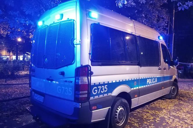 Kraków: Ostra LIBACJA i brutalny napad na policjantów! W ruch poszedł nóż