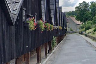 Ta wieś jest ozdobą Dolnego Śląska. Są tu słynne drewniane domy tkaczy 