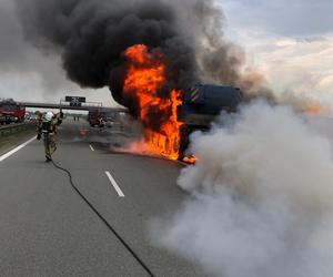 Dźwig stanął w ogniu na autostradzie A2. Słup dymu było widać z daleka