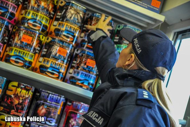 Policja sprawdza punkty sprzedaży fajerwerków.