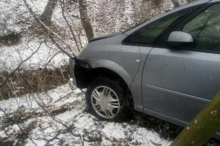 Jak do tego doszło? Samochód zmierzał prosto do potoku!