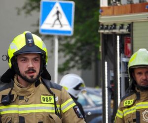 Pożar i wybuchy w mieszkaniu bloku w Tychach