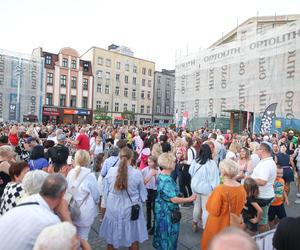 Potańcówka przed teatrem w Katowicach