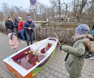 Udekorowana choinka stanęła na środku rzeki w Kaliszu