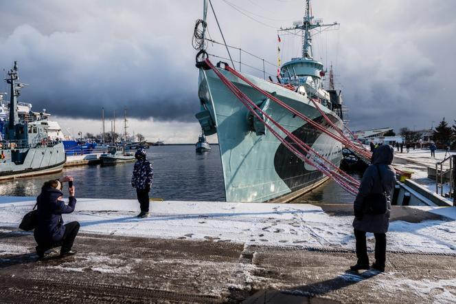 ORP Błyskawica opuściła swoje miejsce przy nabrzeżu w Gdyni