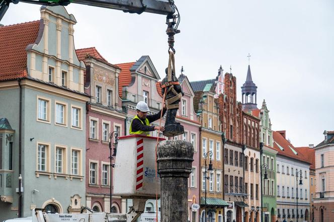 Pręgierz został oczyszczony z zabrudzeń i osadów, które nagromadziły się na jego powierzchni przez ostatnie lata