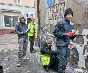 Balonowa mozaika w centrum Leszna gotowa. Prezydent podziękował uczniom i ich opiekunowi