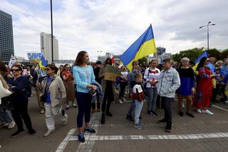 Strajk Kobiet na ulicach z czołgiem i traktorem. Demonstracja przeciwko wojnie