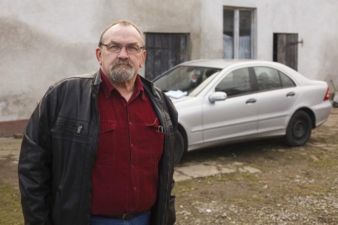 Emeryt oskarża: policja wywiozła mnie do lasu