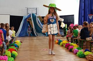 Na Ekologicznym Pokazie Mody w SP nr 10 w Siedlcach nie zabrakło strojów na każdą porę roku, wieczorowych, a nawet ślubnych!