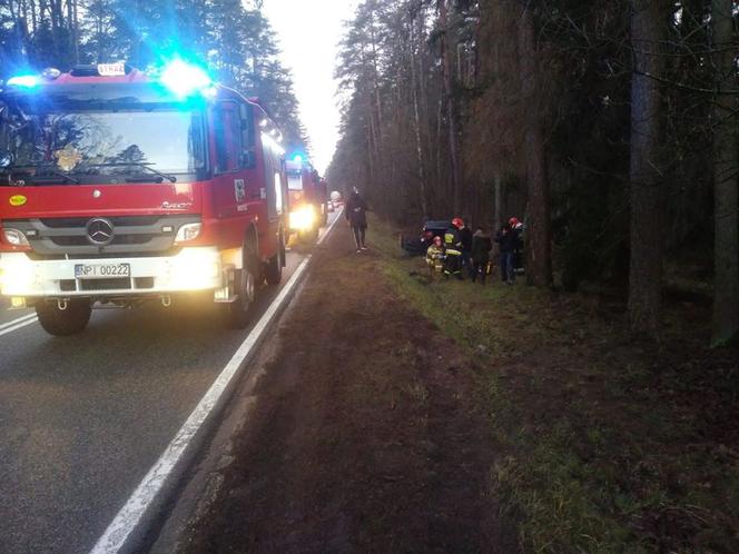 Wypadek na trasie Orzysz - Ełk.  Dachowanie osobówki