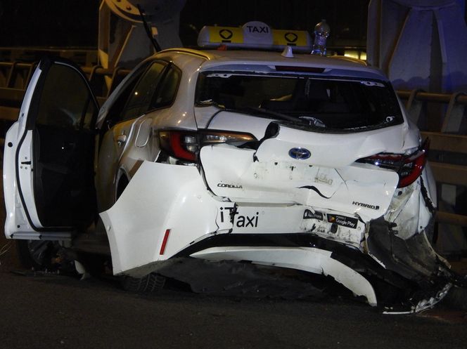 Sportowy mercedes warty 1,5 miliona roztrzaskany na moście Świętokrzyskim