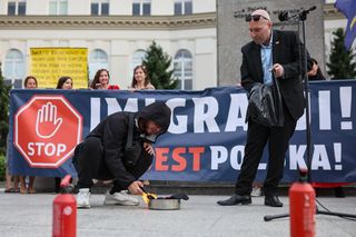W Warszawie odbył się antyimigrancki marsz i kontrmanifestacja. Pojawiło się kilka tysięcy osób