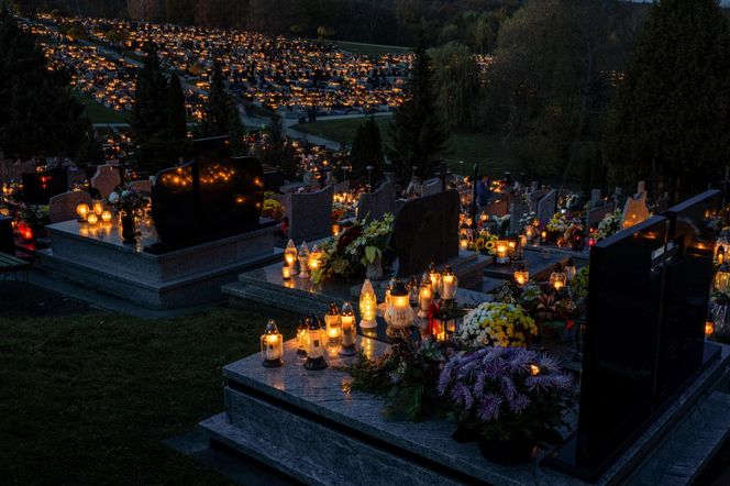 Tysiące zniczy rozświetliło polskie cmentarze. Niezwykły widok po zmroku