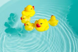 Zabawki do kąpieli to siedlisko bakterii! Prosty trik na pozbycie się brudu i pleśni