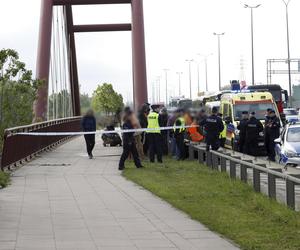 Aktywiści znów blokują Warszawę. Przykleili się do mostu, interweniowało pogotowie