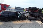 Poważny wypadek na DK 74 pod Piotrkowem. Kierowca ciągnika huknął w toyotę