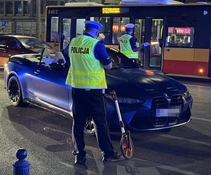 Warszawa. Kierowca BMW potrącił policjanta. Funkcjonariusz wpadł na maskę auta i huknął na asfalt