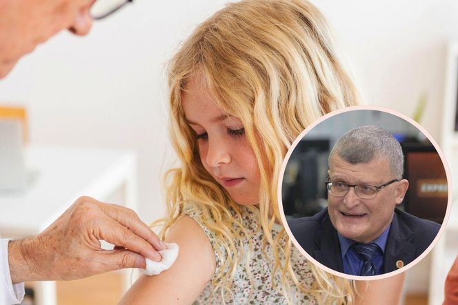 Lekarz przygotowuje ramię dziewczynki z długimi blond włosami do szczepienia, przecierając skórę wacikiem. W prawym dolnym rogu nałożone jest okrągłe zdjęcie z uśmiechniętym dr. Pawłem Grzesiowskim w okularach i garniturze. O rosnącej liczbie odmów szczepień dzieci przeczytasz na Poradnik Zdrowie.