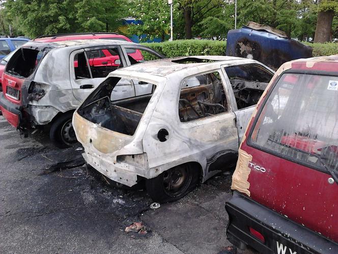 Warszawa: Pożar Na Ulicy Łukowskiej - Dwa Samochody Spalone, Jeden Nadpalony