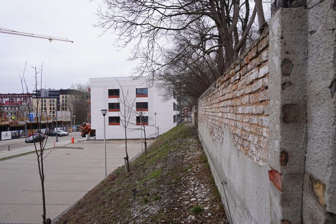 Blok z widokiem na betonowy mur. To "prestiżowa" inwestycja w Białymstoku