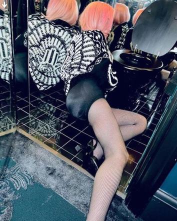  Madonna wije się wokół sedesu! "Czy ona upadła w łazience?"