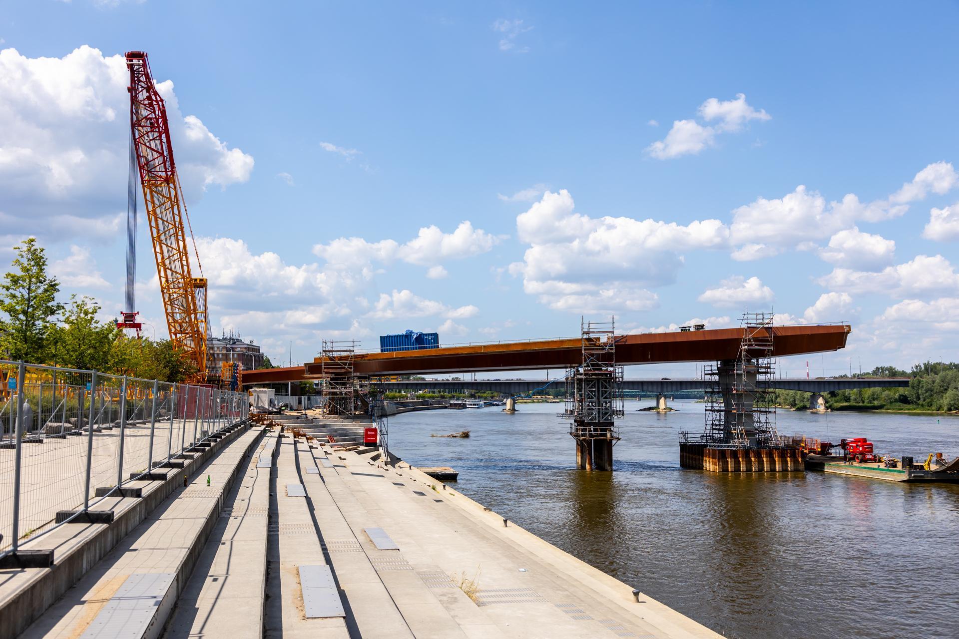 Kładka przez Wisłę w Warszawie: montaż ustroju nośnego
