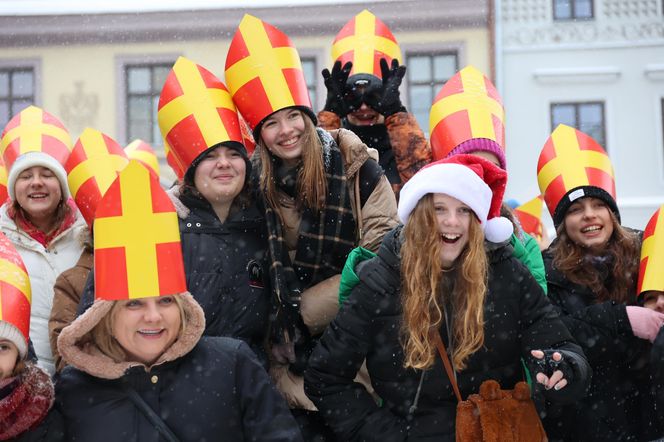 Orszak Świętego Mikołaja 2023 przeszedł przez Lublin. Było śnieżnie i radośnie! 